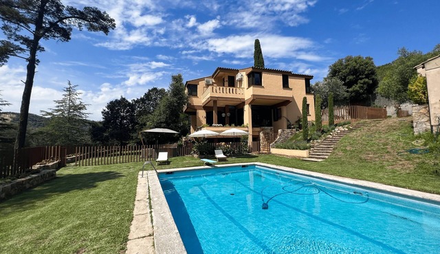 Family villa with large pool near Barcelona