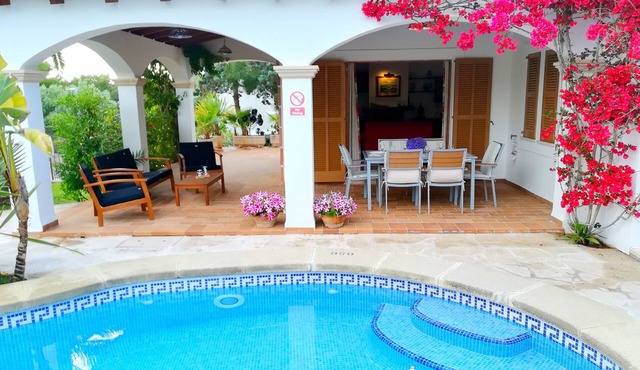 Fantastic 3 bedroom villa with pool, 1minute walk from beach in Cala D'Or.