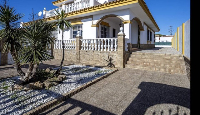 Fantastic house in Matalascañas with 2 floors, 3 bedrooms, large outdoor area