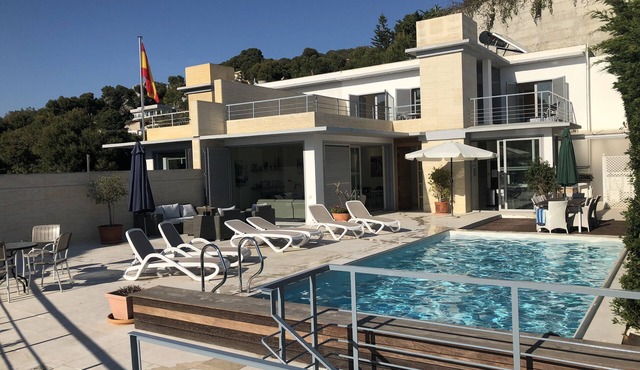 Fantastic location, families & groups, heated pool (Apr-Oct), beach 7 mins walk!