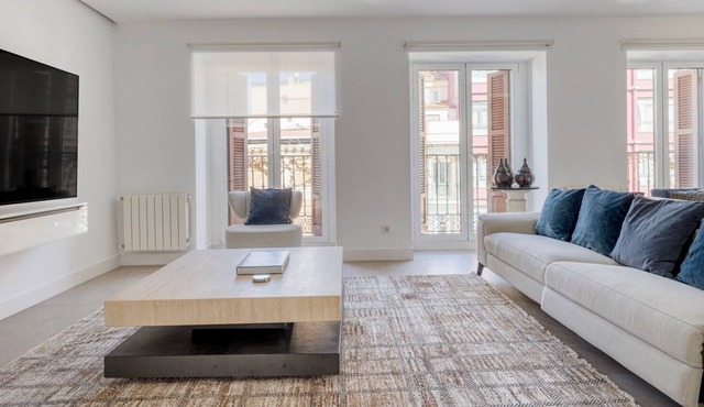 Fantastic Palacio 2BR, nr Plaza Mayor & Royal Palace, by Blueground