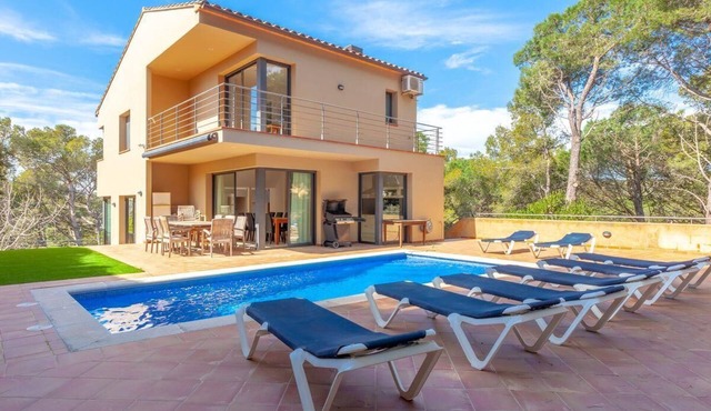 Fantastic villa with private swimming pool located in the urbanization of Aigua Gelida in