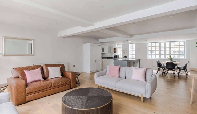 Farringdon 3-Bed · 2 En-Suites · Lift · Sleeps 8