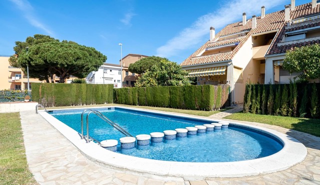 Feel located with private garden and pool