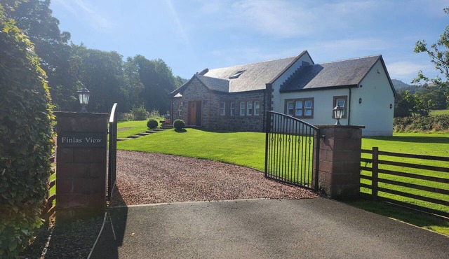 Finlas View (Auchendennan) - sleeps 10 guests in 4 bedrooms