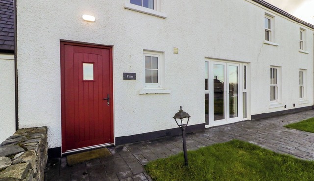 FINN COTTAGE, pet friendly, with open fire in Strabane