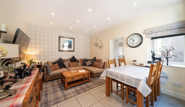 Fionas Cottage - a house that sleeps 6 guests in 3 bedrooms