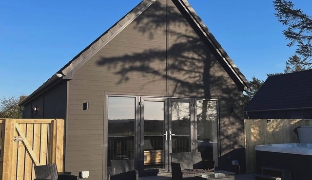 Fir Tree Lodge - Luxurious Lodge with Hot Tub on the NC500 - Thrumster Lodges