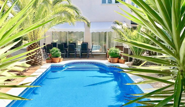First Floor, 15 minutes away from Sitges, Heated Private Pool, Jacuzzi & Sauna