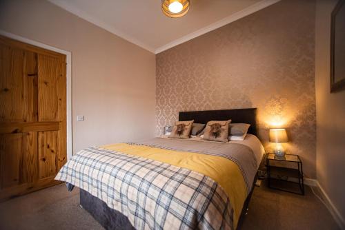 Fisherman Cottage by Langley Serviced Apartments Contractor-Friendly 2BR Stay Sleeps 4 Free WiFi Free Parking 20 Minutes to Banniskirk