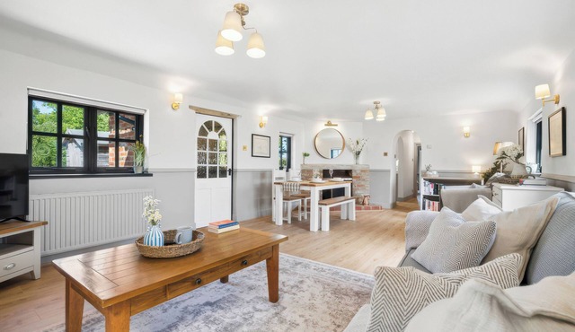 FIVE ACRES COTTAGE, pet friendly, with hot tub in Croxley Green