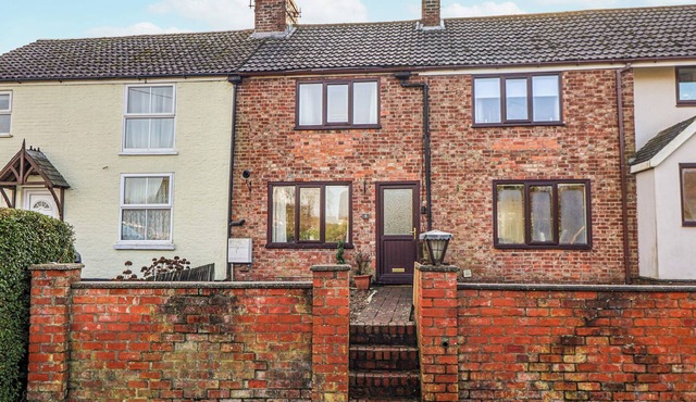 FORGET ME NOT COTTAGE, pet friendly, with a garden in Roos