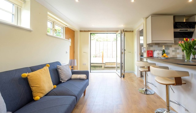 Foxes Lodge - sleeps 2 guests in 1 bedroom
