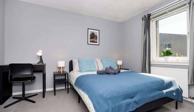 Free Parking & Easy Glasgow Access - WiFi