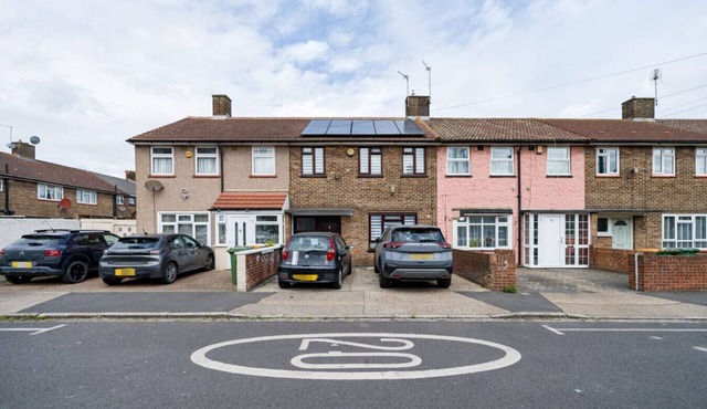 Free parking, private garden and Elizabeth Line at your door