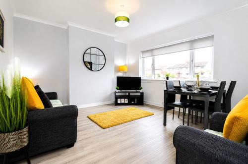 (Free Parking-Sleeps 6-3 Bedrooms-Glasgow Airpor