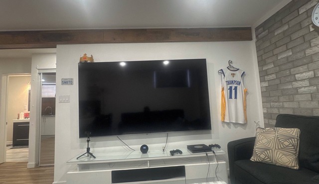Freshly renovated 2 bedrom basment alartment Very quiete and clean place parking