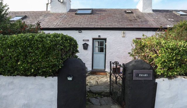 FRIARS, pet friendly, with open fire in Llanfair-Yn-Neubwll