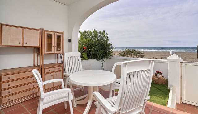 Frontline Vacation Home A86 2: Sea Views, Shared Pool & Wi-Fi