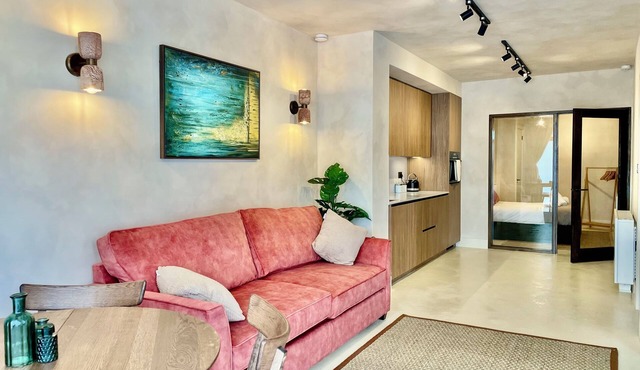 Fulham Design-led 2BR Apartment Near Olympia | Family Friendly | Sleeps 6