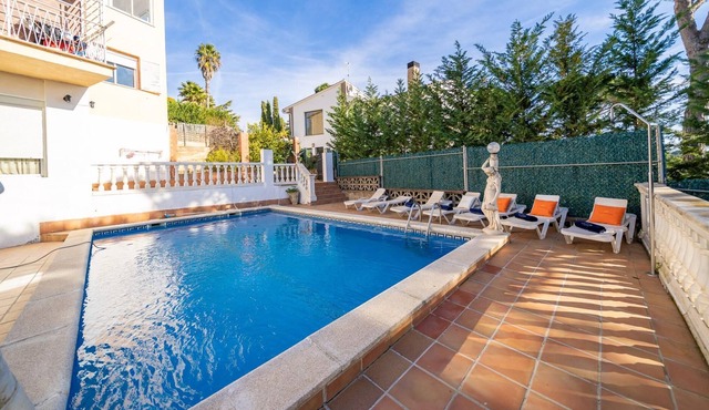 GALA LUX, VILLA WITH POOL IN URBANISATION NEAR THE CENTER OF LLORET DE MAR