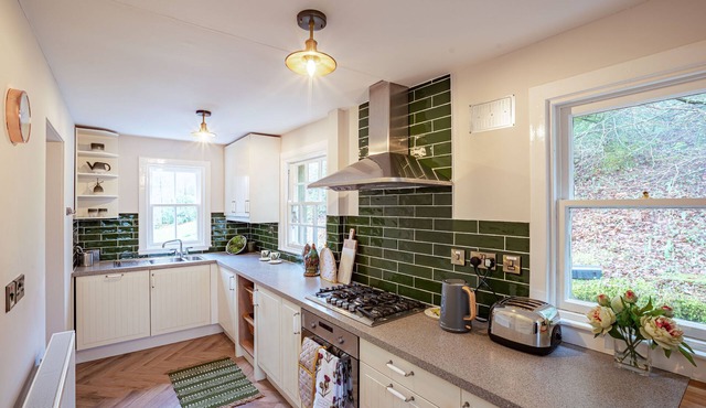 Gardeners Cottage - a cottage that sleeps 4 guests in 3 bedrooms