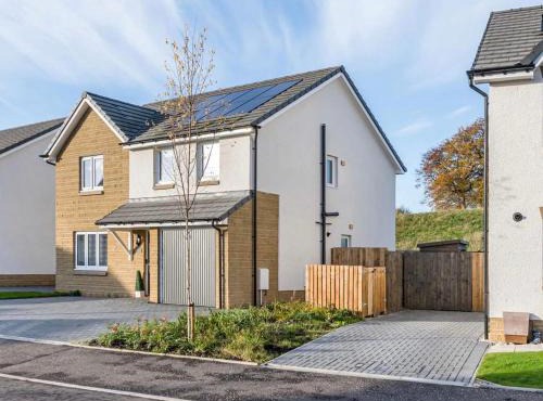 Gilded Nest-Room with Detached Bath- Ideal for ONE- WIFI, Car Parking-Shared House