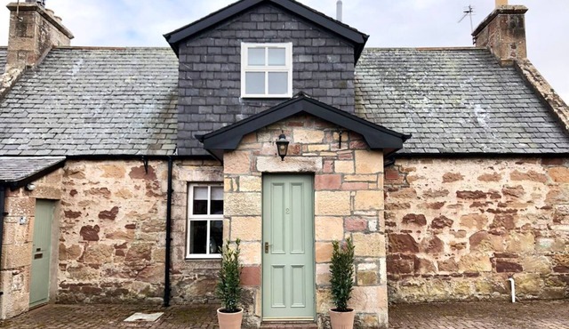 GLENMUIR COTTAGE, off-road parking, Dornoch
