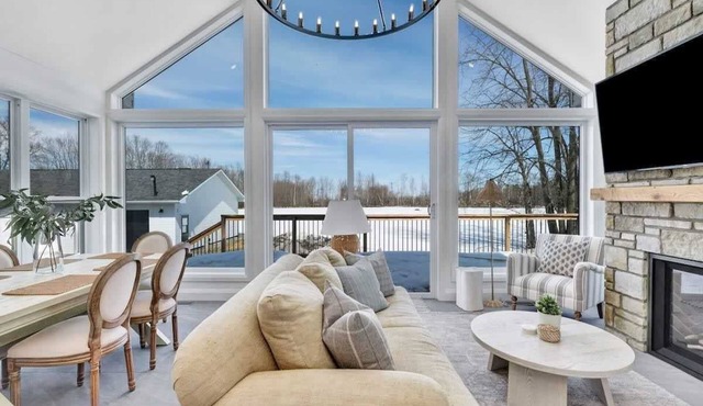 Gorgeous private retreat with hot tub