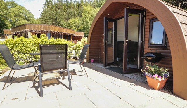 GORTIN GLEN GLAMPING POD 2, romantic, with hot tub in Omagh