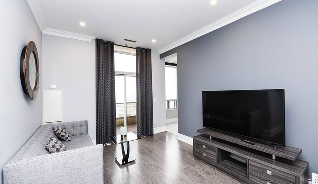 Grand Penthouse - 2BR & 2BTH Walk-in distance to Square One Mall