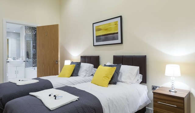Grand Springs, 2 Bed Apartment In City Centre, Stone's Throw To Station