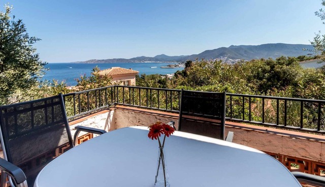 Grifeu 6 Bright apartment with terrace and views