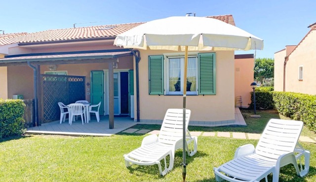 Ground floor apartment of 45 m2 with mosquito nets composed of a living room with satellite TV, cooking side, fridge with freezer, microwave oven and dishwasher.Double bedroom, two additional beds and bathroom.Air conditioning, clothesline.The apartment