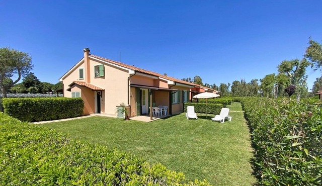 Ground floor apartment of 56 m2 composed of a living room with satellite TV, kitchenette complete with dishwasher, fridge with freezer, microwave oven.Double sofa bed, a double bedroom and bathroom.On the mezzanine floor there are two single beds oron re