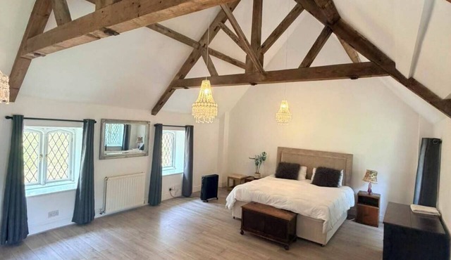 Guest Quarters at the Abbey - Independent Historic Stay - Easy London Access