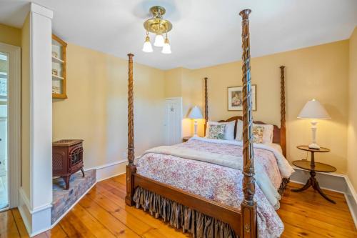 Guest Room 1843 Hot Tub Heart of Old Town NOTL for 2 Guests