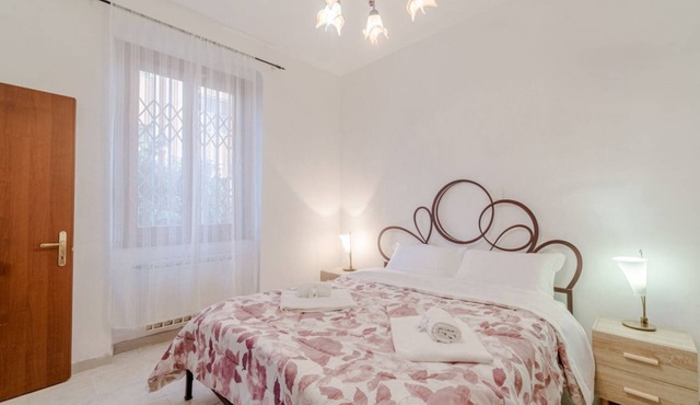 GuestHost - Cozy 65 sqm apartment for 3 people, located on the raised first floor of a building without an elevator, featuring a charming terrace ideal for relaxing. The property is situated on Via delle Rovare, a quiet and strategic location close to th