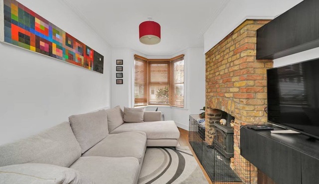 GuestReady Modern 2BR Flat in East London w Patio
