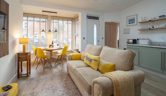 Hale House - sleeps 2 guests in 1 bedroom