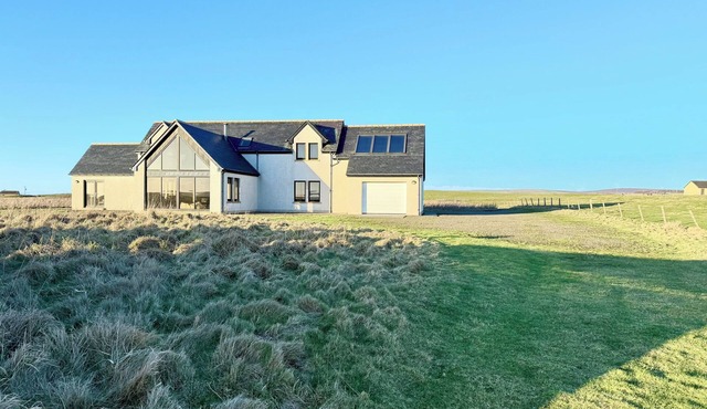 Harray Loch Villa, Stunning Views 4 bed, 4 baths, Unique Space Free Wifi Parking
