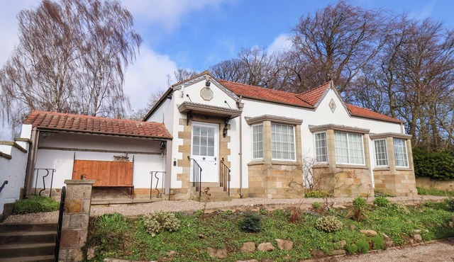 HAWTHORN LODGE, pet friendly, luxury holiday cottage in Whitby