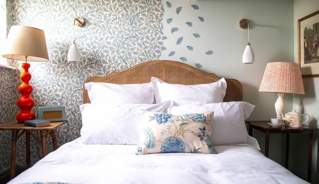 Hen Party Cottage with Spa & Catering: up-to 10 guests