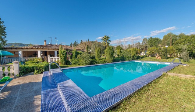 HIBISCUS - Traditional villa with private pool and beautiful garden. Free WiFi