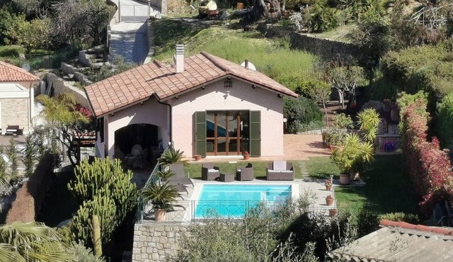 High-quality villa with pool on idyllic plot with sea and mountain views)