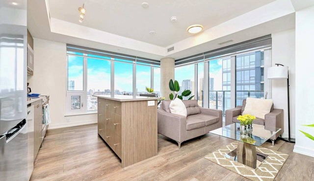 High Rise Condo w Balcony & Breathtaking Views