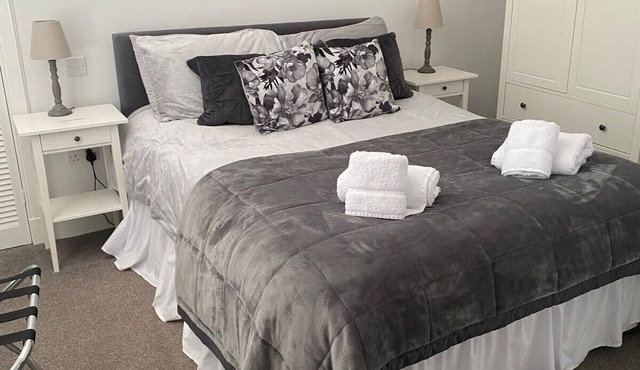 High Street House Sleeps 4 with Parking