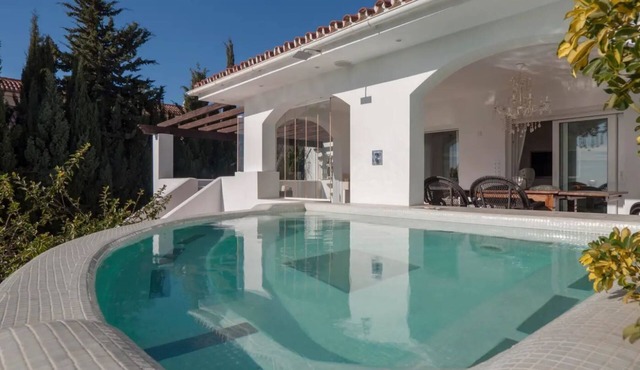 Hilltop Jacuzzi House