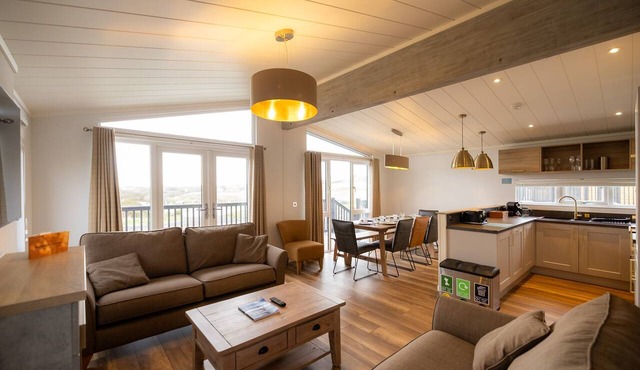 Hilltop Lodge for 8 Near Edinburgh