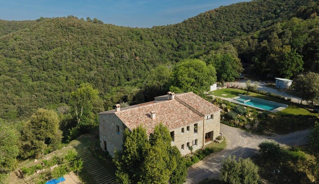 Historic farmhouse with farm in La Garrotxa